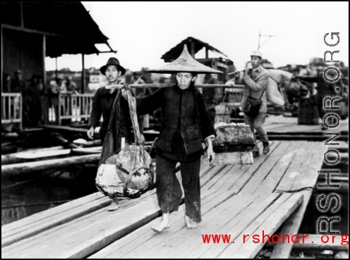 People crossing the floating bridge at Liuzhou during WWII.