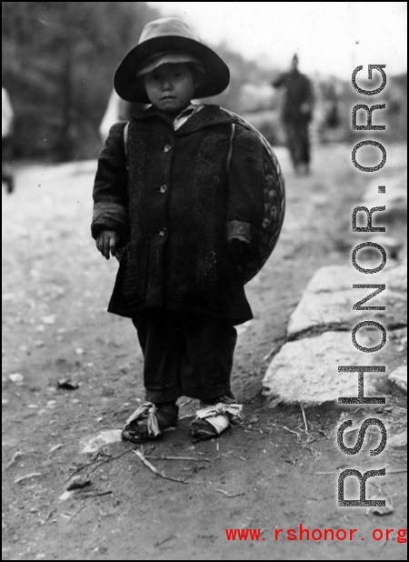 Young refugee fleeing during the evacuation before the Japanese Ichigo advance in 1944, in Guangxi province.